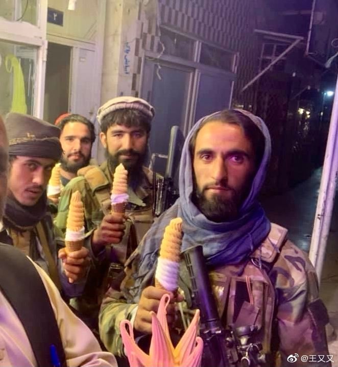 塔利班士兵在喀布尔街头吃冰淇淋
