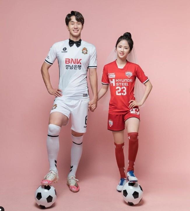11月22日消息,韩国女足球员李玟娥在ins上宣布和庆南fc球员李愚赫结婚