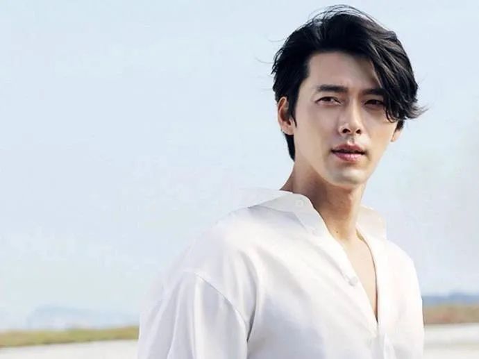 喜欢插花,家中布置富有情趣.