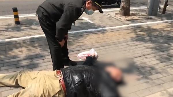 醉酒男走着走着扑通倒地:我歇会儿再回家
