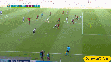 戈森斯极小角度凌空抽射破门可惜队友越位在先