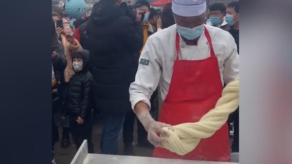 山东拉面哥发声谈走红:生活受到影响,最大愿望是正常出摊