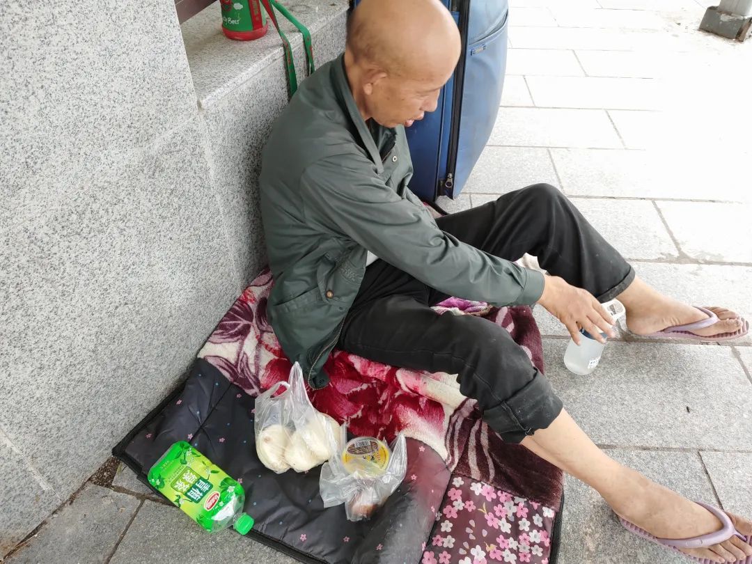 上海街头的流浪者睡在哪里