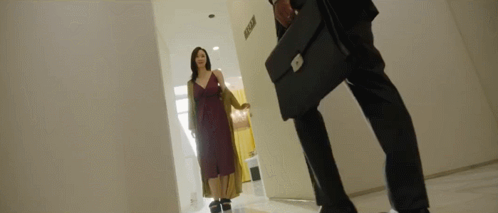 小四的香水护肤品都和妻子用同款,回家之前还会细心粘去衣服上的毛发