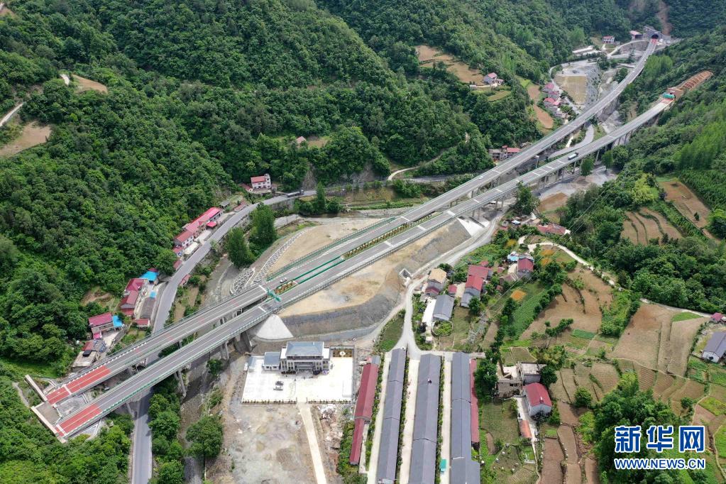 5月28日,车辆行驶在湖北省保神高速公路保康县后坪段(无人机照片.