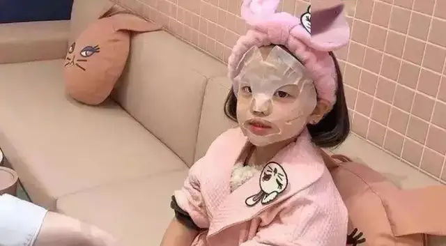 除了穿童装,网红还用扎马尾来展现幼态,前段时间 