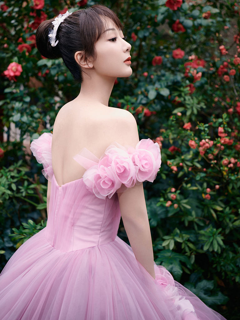 杨紫穿紫粉纱裙宛如冬日玫瑰 戴珠花头饰秒变优雅贵公主
