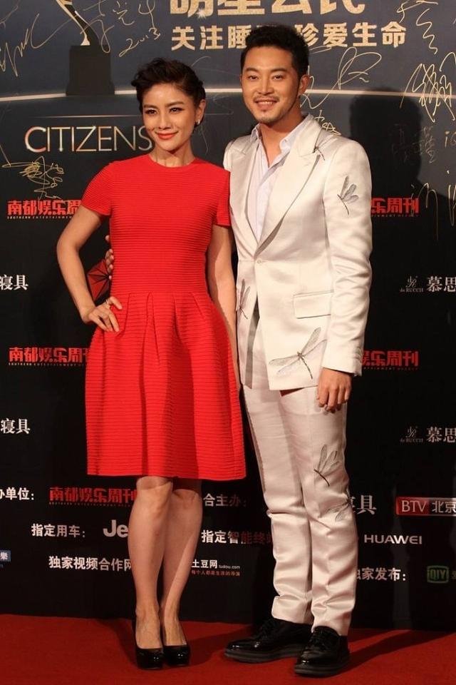 胡可与老公沙溢同框"一白一红"穿搭真亮眼,越看越有夫妻相
