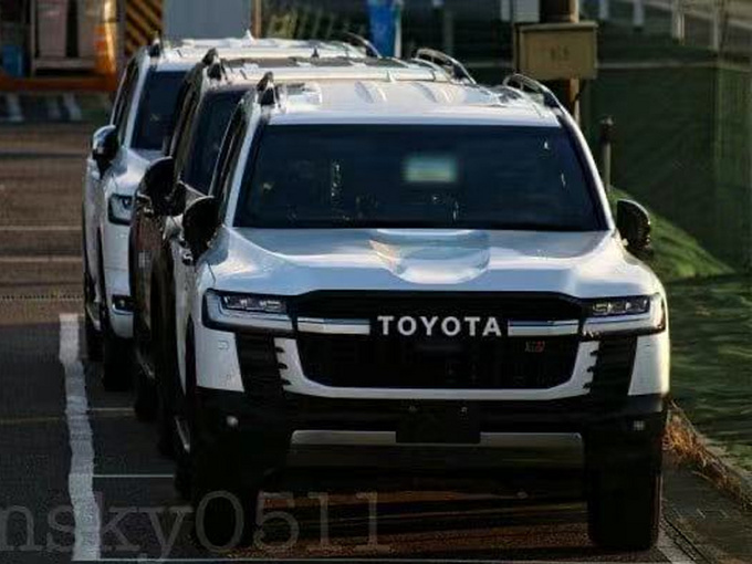 近日海外媒体曝光了一组丰田全新兰德酷路泽gr-s车型实拍图片,新车