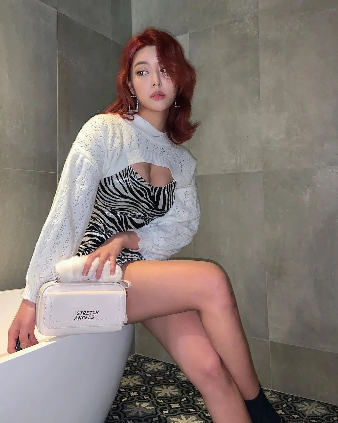 不过,今天要跟大家介绍的这位韩国美女,并不是什么车模,而是一名