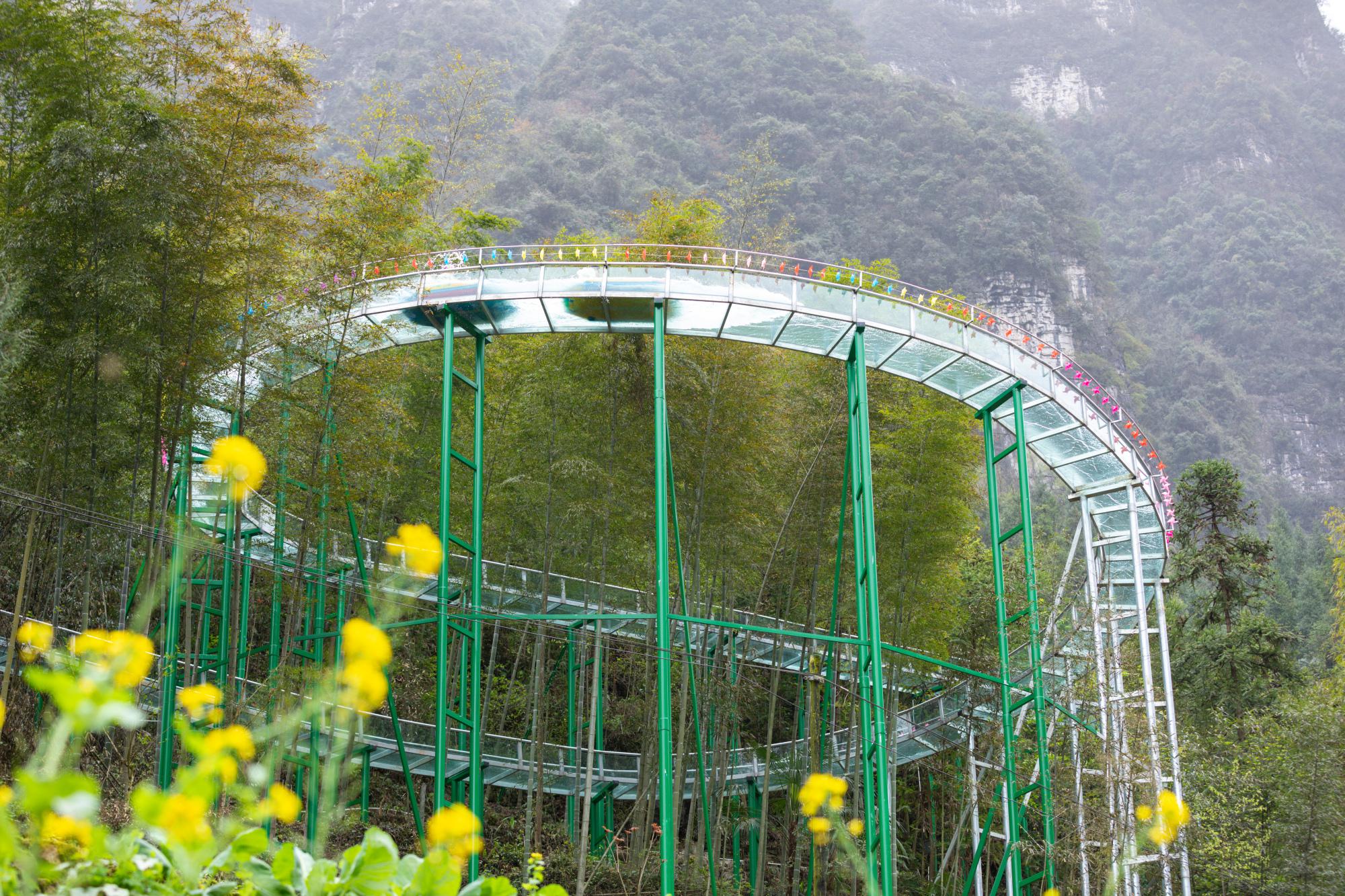 湖北三峡竹海高空玻璃水漂开滑 落差高达百米近看竹海