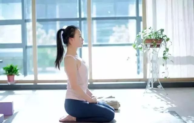 金刚坐的神奇功效,消化好了,人瘦了,腿也直了