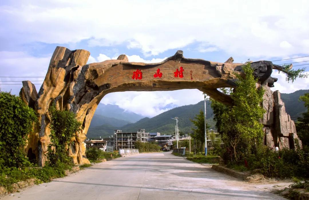 南山鸟瞰图 主要景点 古樟树:村内有千年古樟树,麒麟湖等生态景观