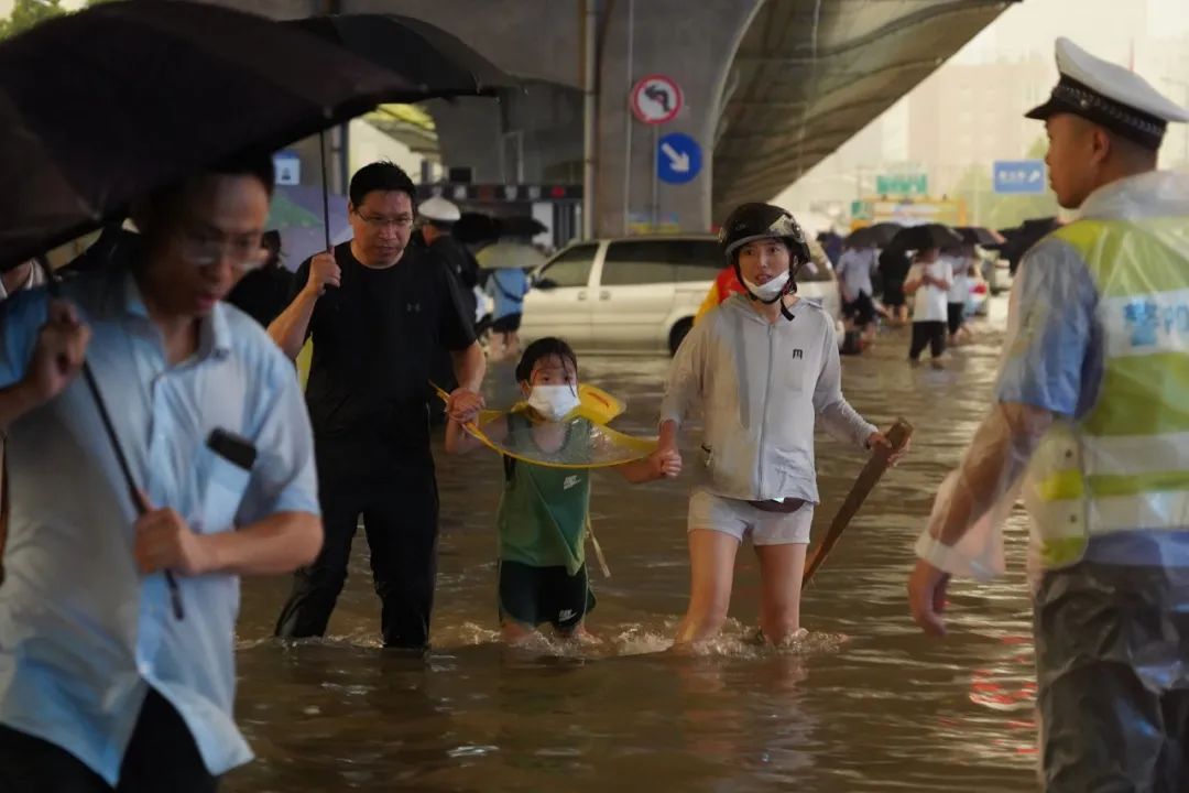 郑州24小时:与暴雨争分夺秒