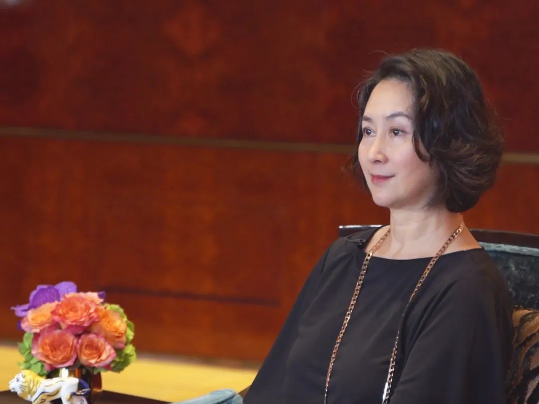 美高梅中国控股有限公司联席董事长及执行董事何超琼接受"凤凰艺术