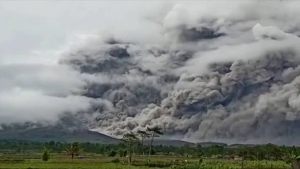 印尼东爪哇省塞梅鲁火山剧烈喷发火山灰和烟雾高达5600米