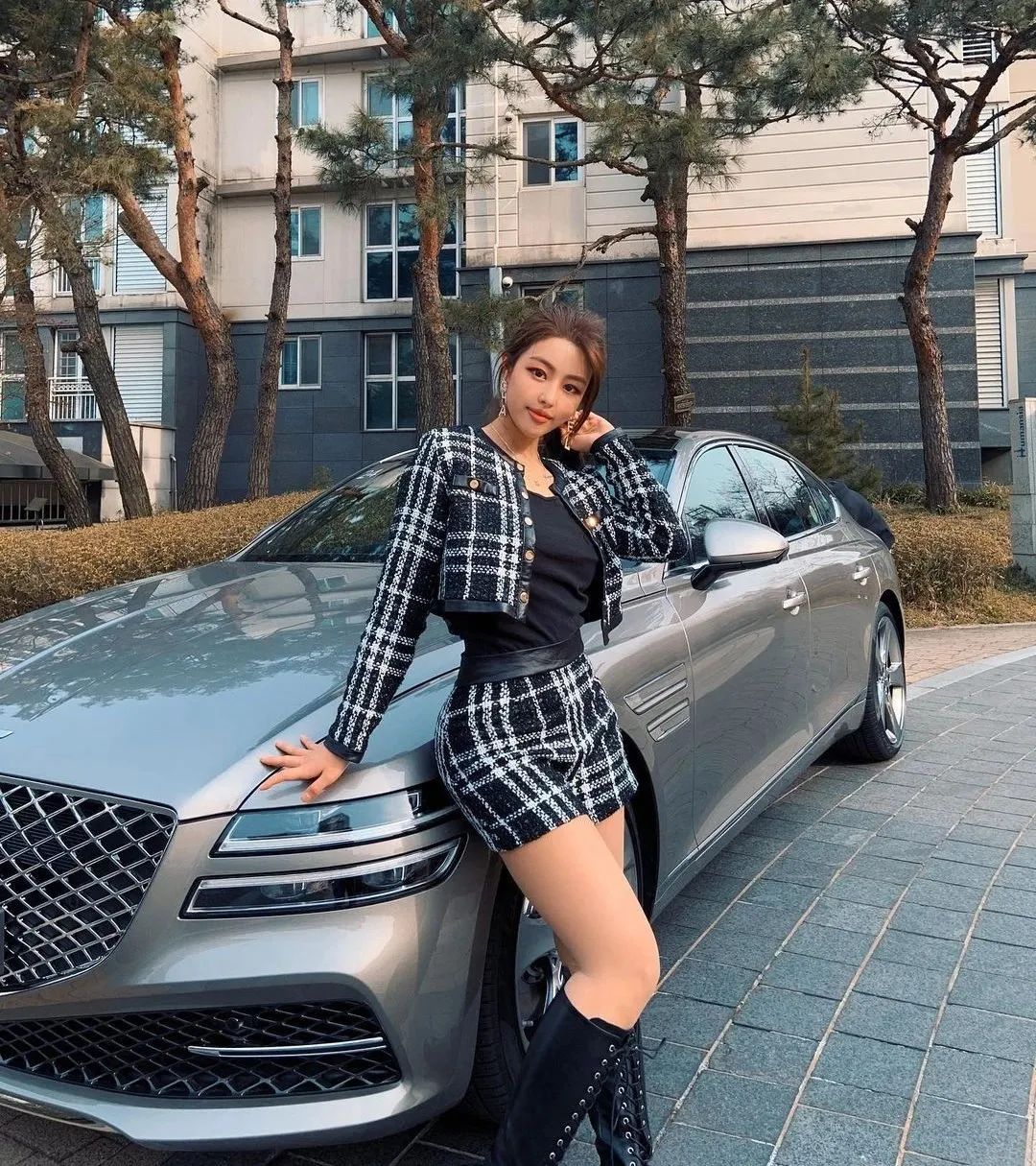 不过,今天要跟大家介绍的这位韩国美女,并不是什么车模,而是一名