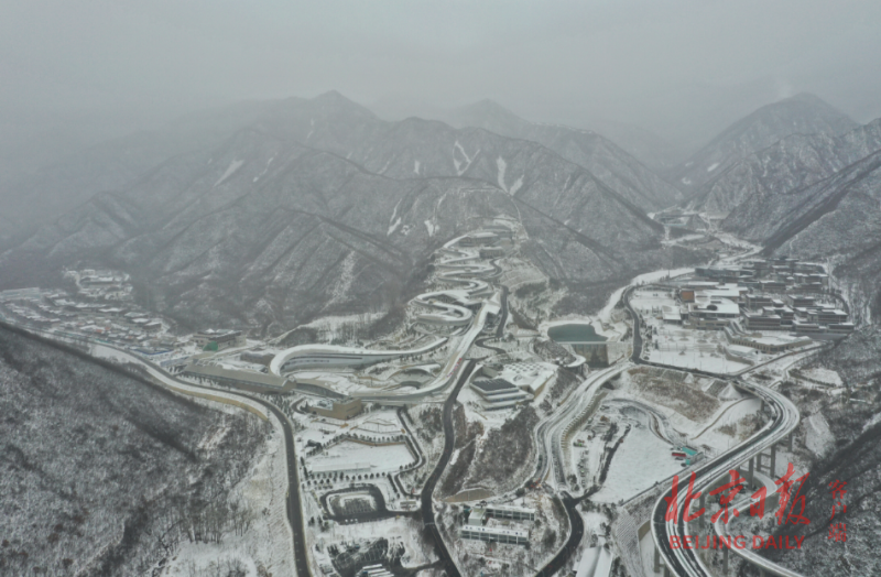 降雪持续,冬奥会延庆赛区一片雪白,国家雪车雪橇中心"雪游龙",冬奥村