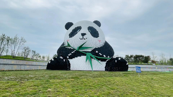 在天府机场航站区站前绿地上,矗立着一个巨大的熊猫雕塑,这是机场的