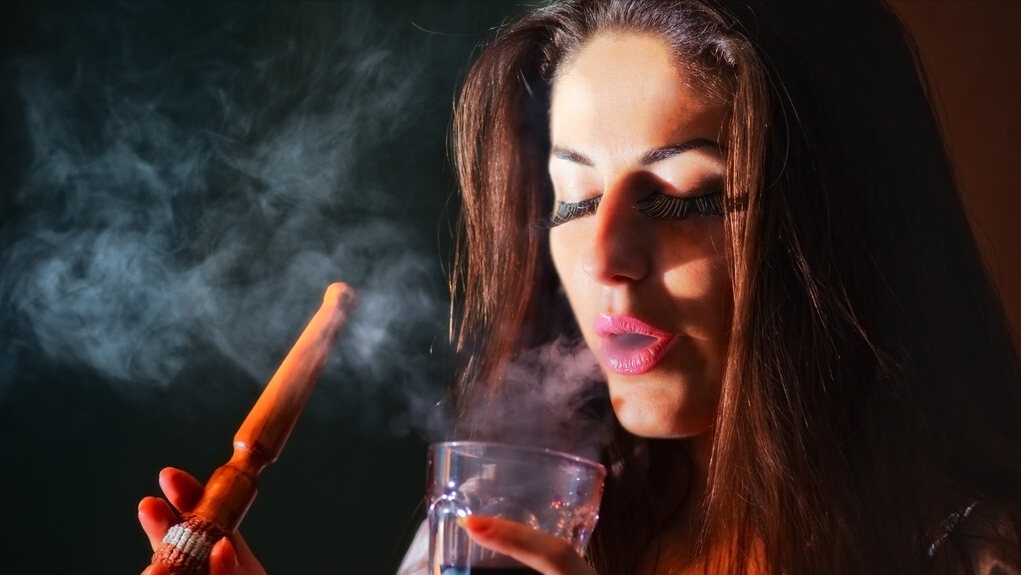心理学研究:喜欢"抽烟"的女人,往往是非一般的人