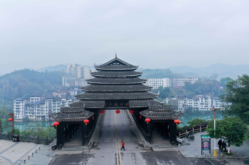 广西柳州市三江大侗寨景区在云雾中忽隐忽现,美如仙境,景区就是县城