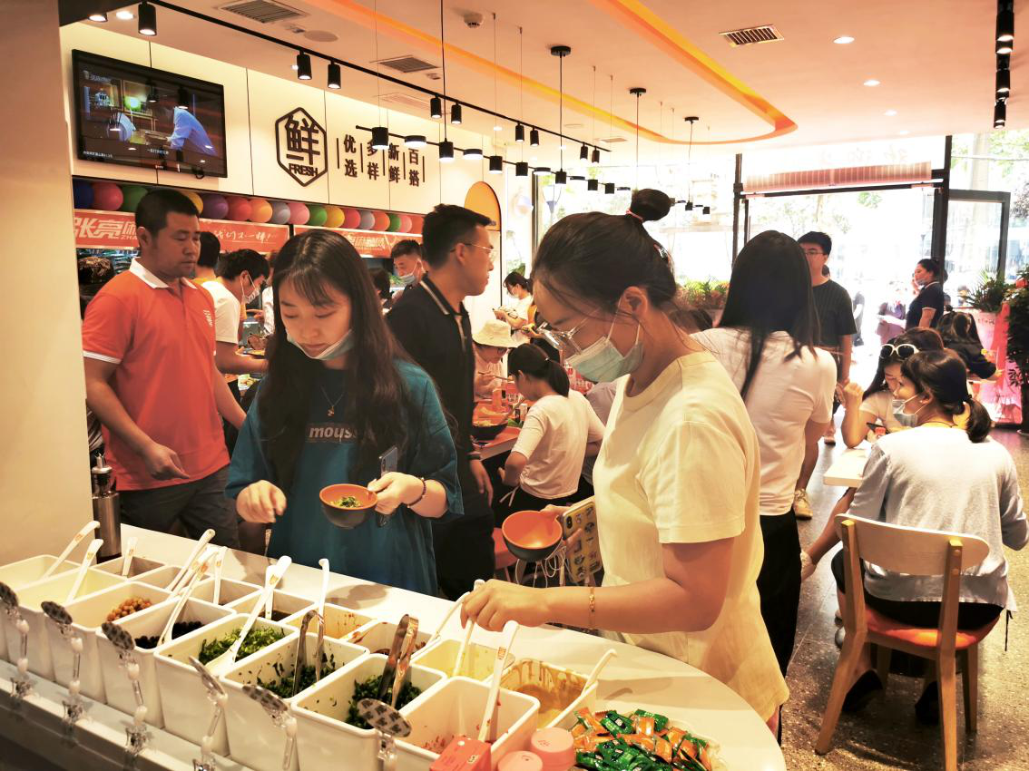 张亮麻辣烫的店面空间艺术13年5次革新