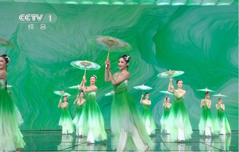 比如舞蹈节目《茉莉花》就是清新淡雅的绿色调,给春晚舞台带去了一份