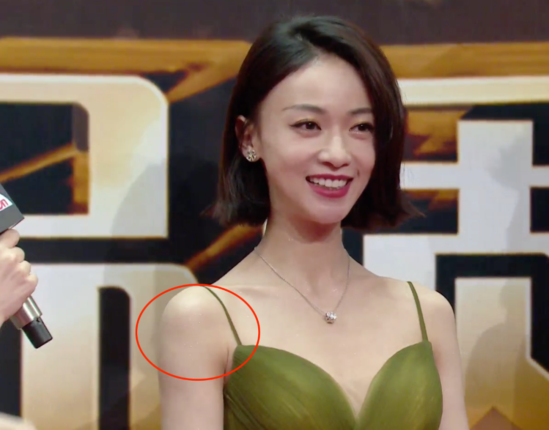 女星走红毯火力全开:吴谨言全身涂粉,倪妮露排骨胸,杨紫又瘦了