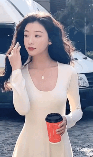 早期没找对造型的石原里美头顶看上去也很像一个油光锃亮的扁铲,后期