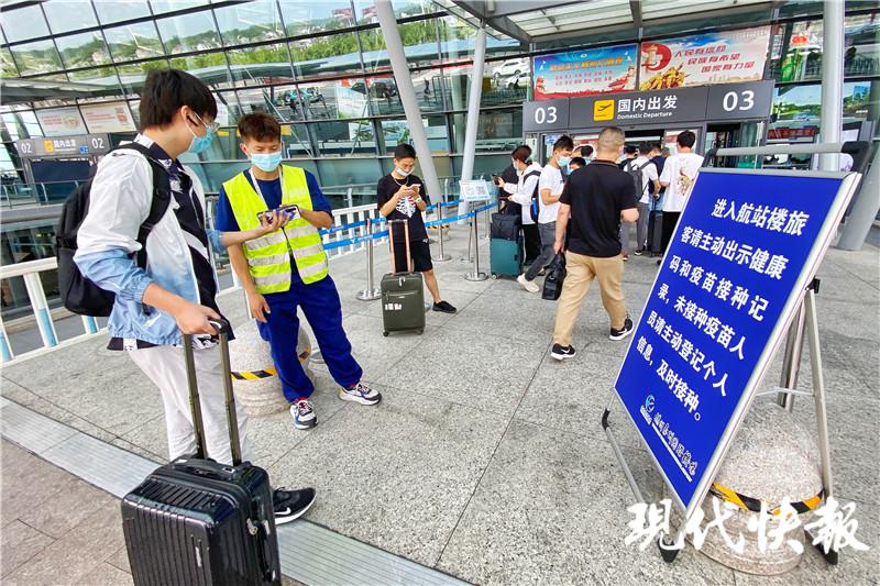 扬泰机场及驻场单位千余人连夜接受核酸检测__凤凰网