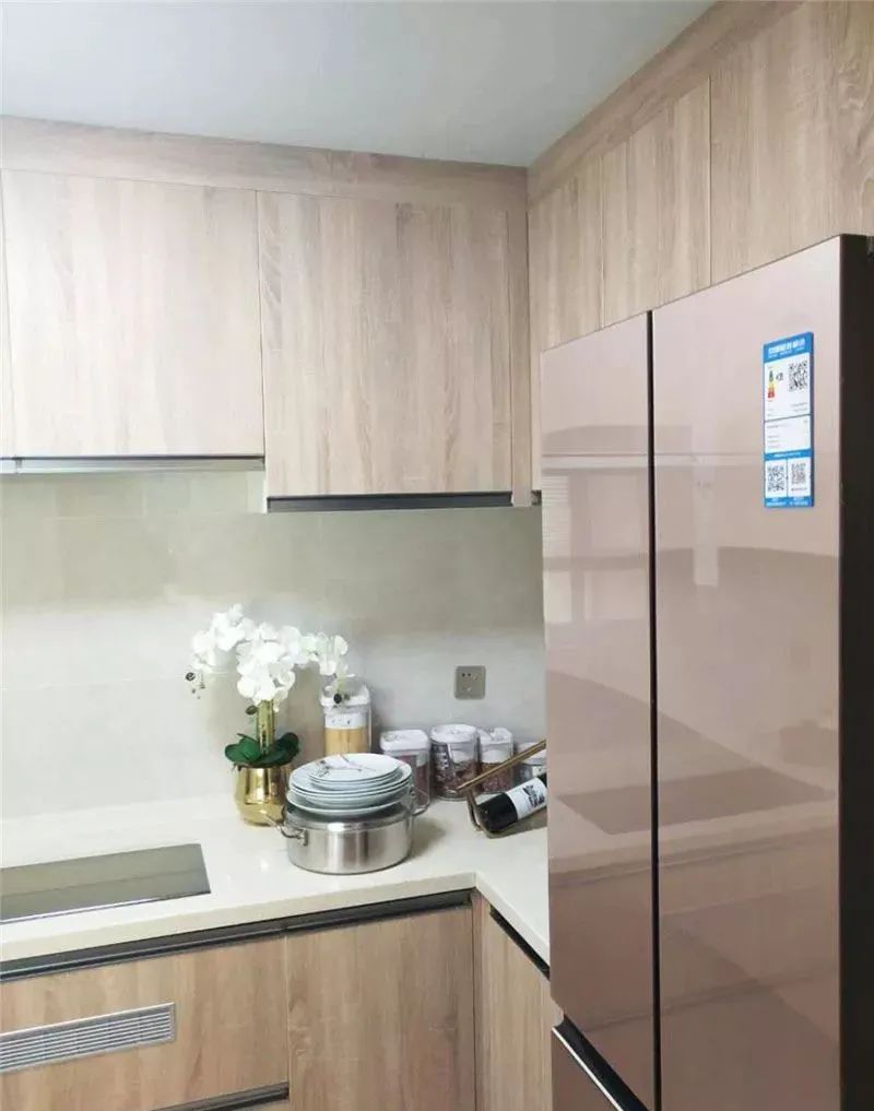 厨房右侧嵌入双门冰箱,冰箱上方的空间也不浪费, 贴合户型设计储物