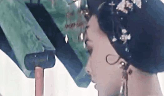 印象最深刻的,可能是白居易在《长恨歌》中写的那句: 