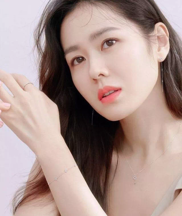 喜欢插花,家中布置富有情趣.