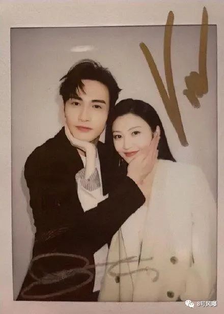 景甜张彬彬好像一对新人#的词条也冲上了热搜榜.