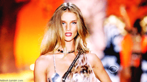 t台上的罗茜是万众瞩目的火辣天使.