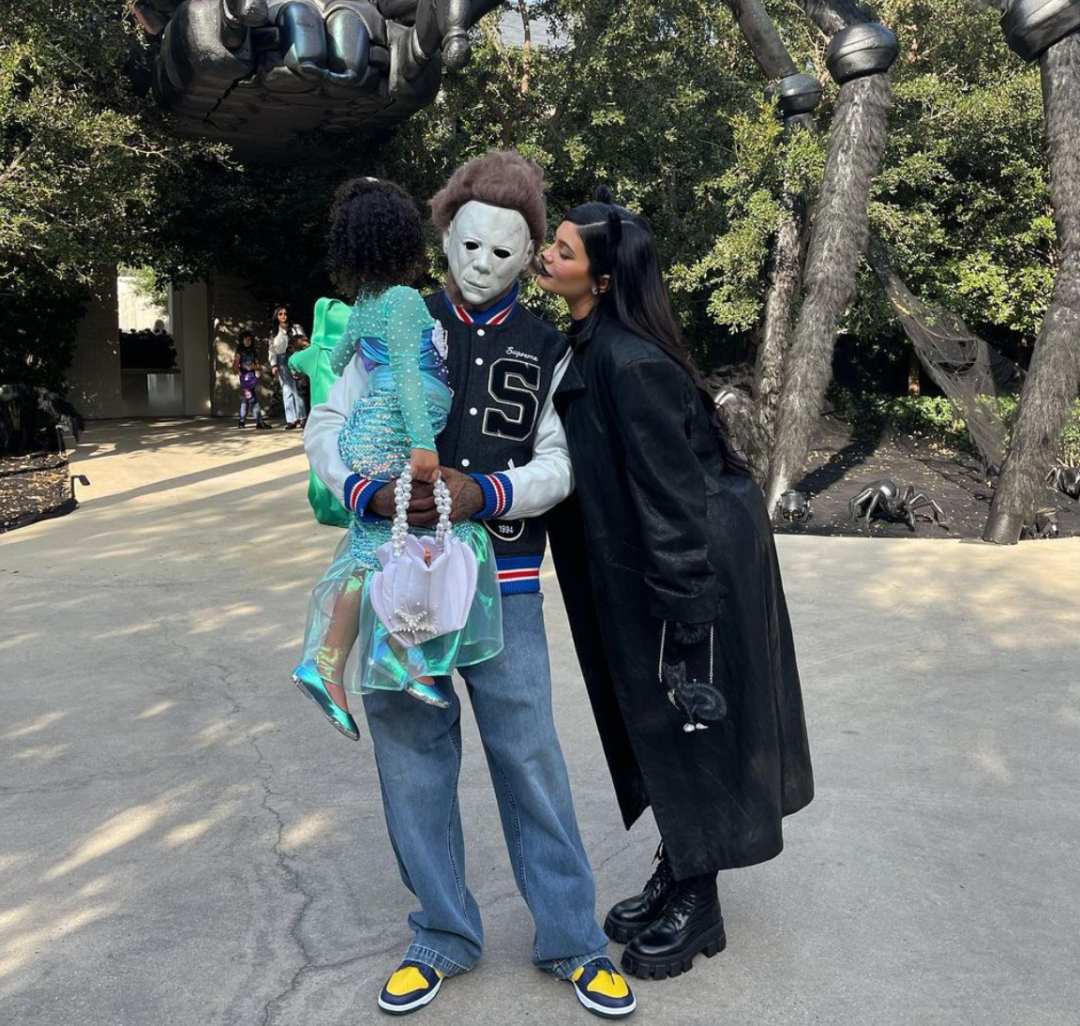 白雪公主,从眉毛的形状看得出来是在认真cosplay而不是在比美.