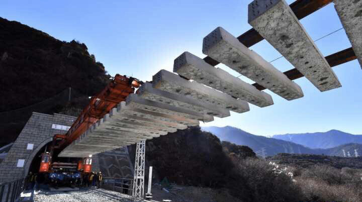 川藏铁路最新消息:川藏铁路拉林段全线铺轨完成