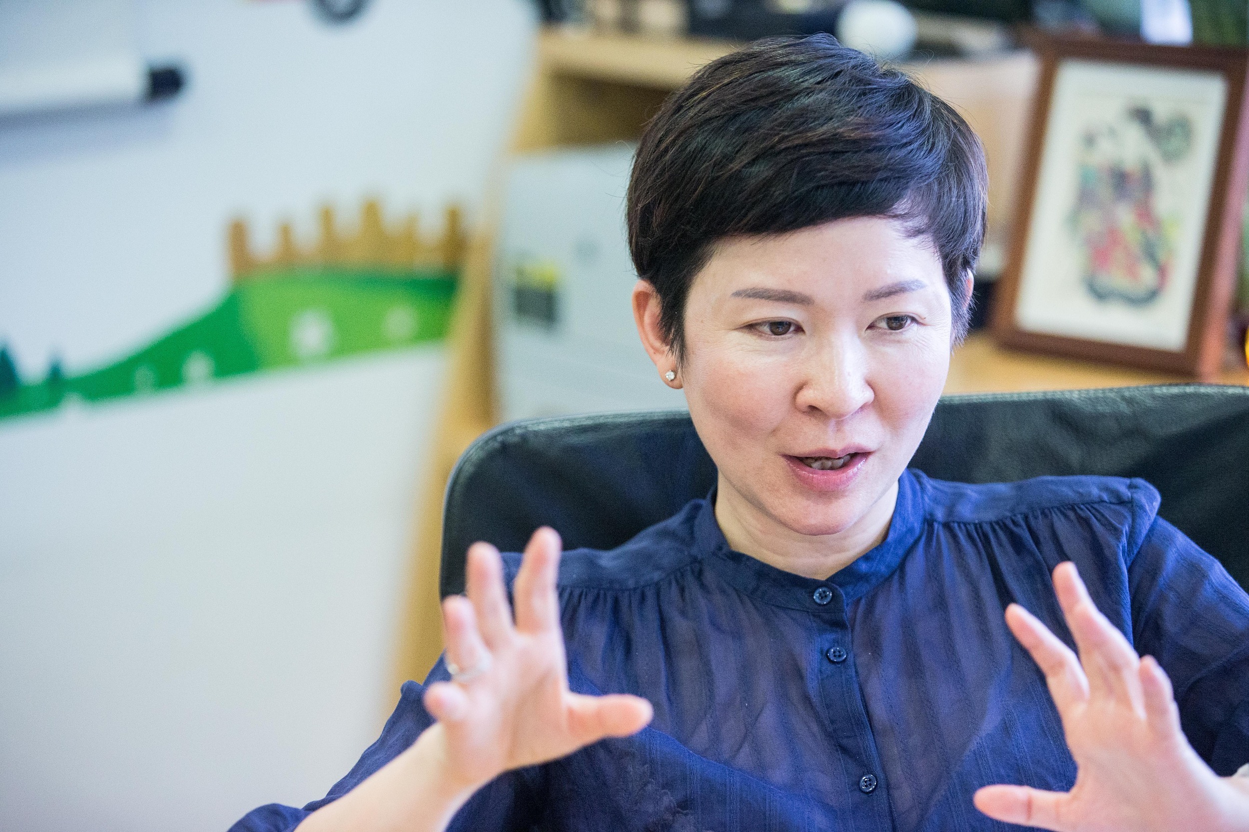 至于"大权"为什么交到戴珊手里,就不得不说一说这位女将的履历了.