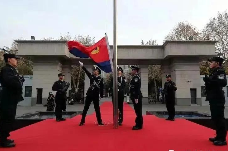 国旗在雄壮的国歌声中冉冉升起,全体民警怀着无比崇敬的心情,向国旗