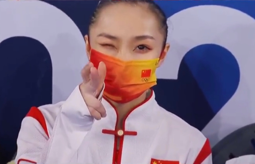 心疼!芦玉菲体操失误掉杠,身体平铺重摔垫子上