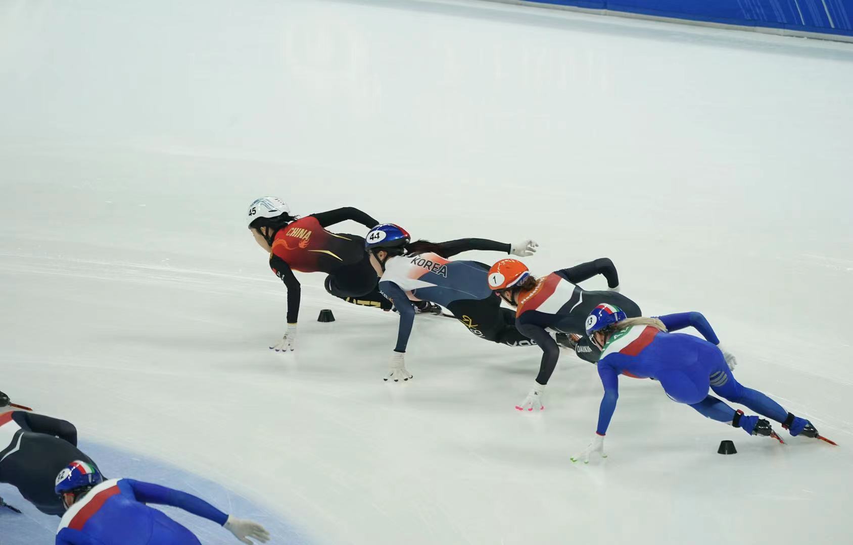 冠军中国队力夺短道速滑世界杯2000米混合接力金牌