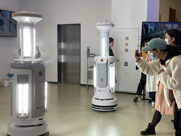 钛米新一代智能消毒机器人演示