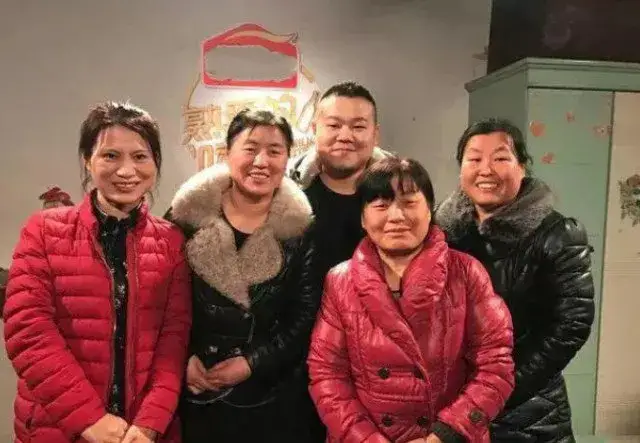 长姐如母?家里供不起两个大学生,贾丹退出,成就贾玲42亿票房