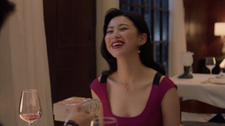 不同的是,曾黎更像是,原本傻白甜被人狠狠伤过之后黑化的傻女人,而