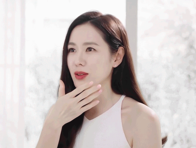 喜欢插花,家中布置富有情趣.