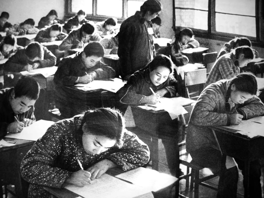1977年12月,恢复高考制度后的第一届高考考场现场.摄影/高延智