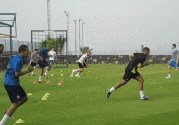 天气越来越冷了踢球这项准备就尤为重要动图演示