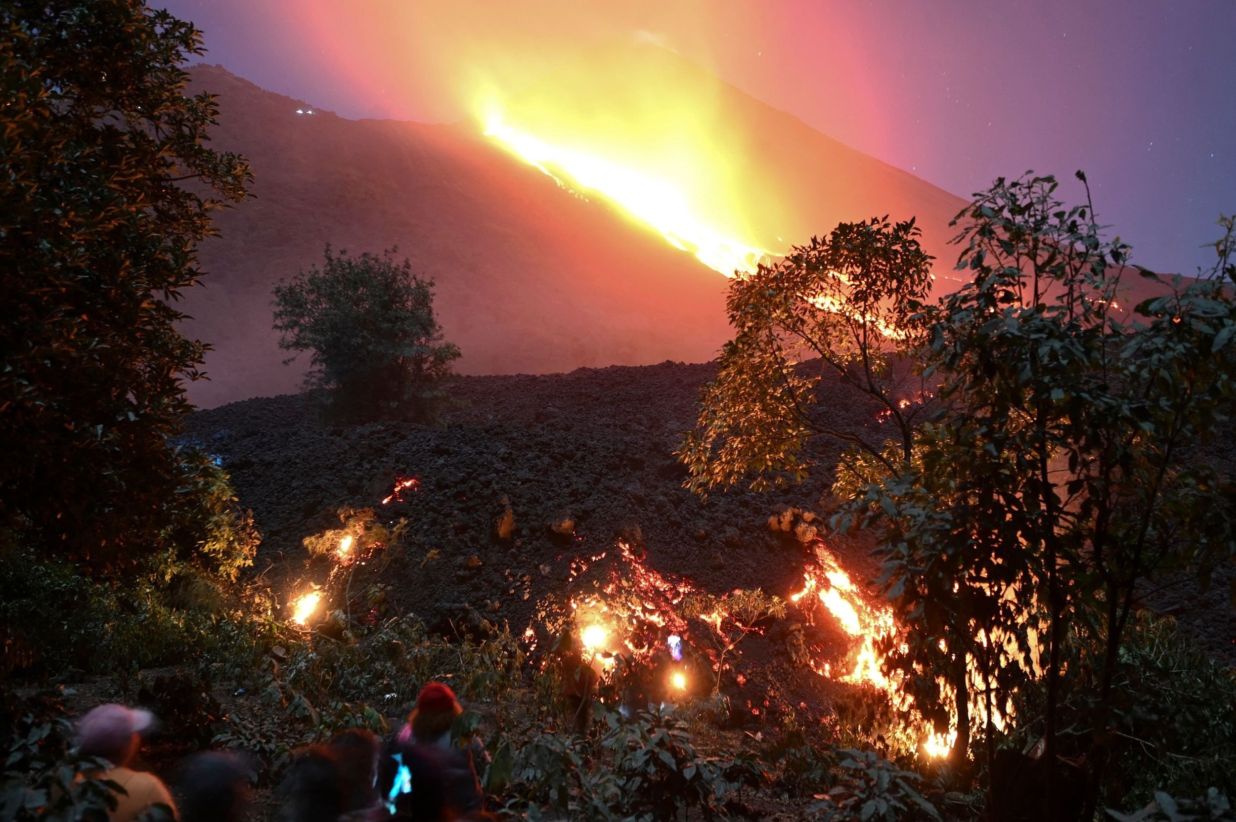 危地马拉帕卡亚火山喷发火山灰严重影响居民生活