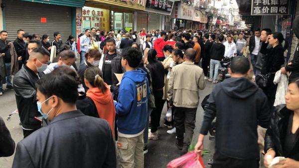 广州纺织老板街头排队招工被工人挑:价格谈妥马上开工
