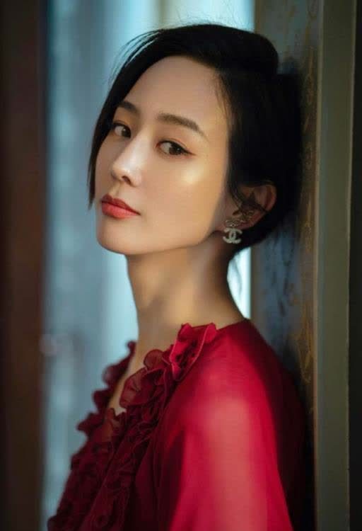 张钧甯气质也太好了吧,红色纱裙造型超惊艳,真是骨子里的美